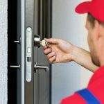 Kiedy warto zdecydować się na naprawę zamków w drzwiach?